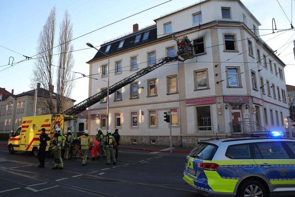 Während der schwer verletzte Patient ins Krankenhaus gebracht wurde, kümmerten sich die Feuerwehrleute um den Brand.