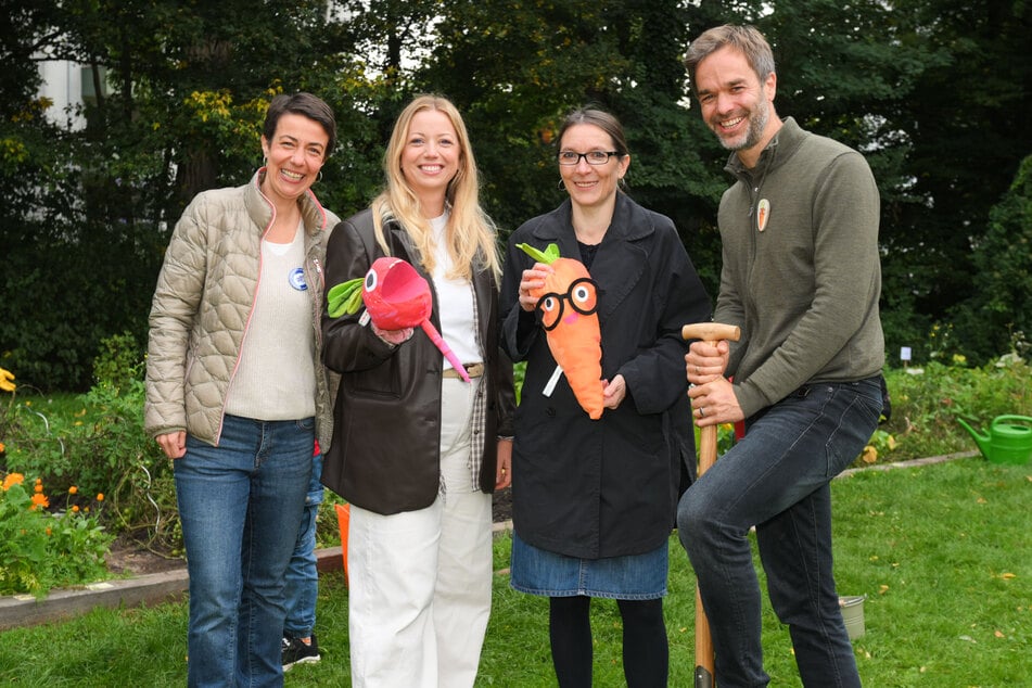 V. l. n. r.: Julia Wöhlke (Vorstandsvorsitzende der Budnianer Hilfe), Zora Klipp (Hamburger Köchin und Budnianer Hilfe-Botschafterin), Ksenija Bekeris (Hamburgs Senatorin für Schule, Familie und Berufsbildung) und Dr. Christoph Schmitz (Acker-Gründer).