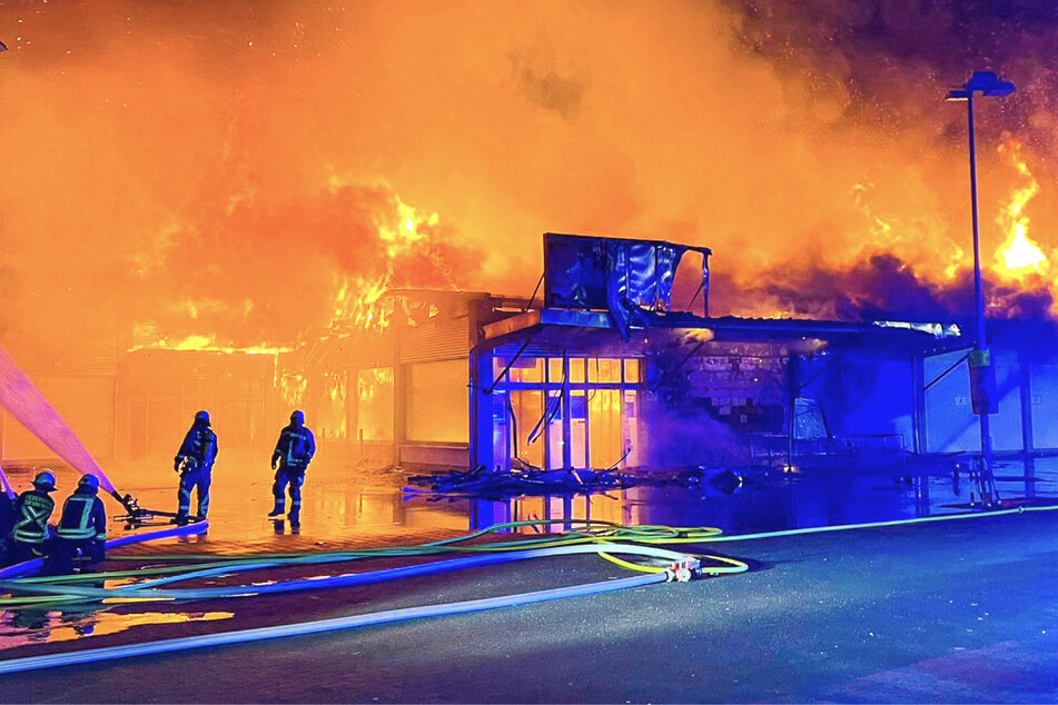 Nach Böllerwurf: Supermarkt mit Silvesterfeuerwerk geht in Flammen auf
