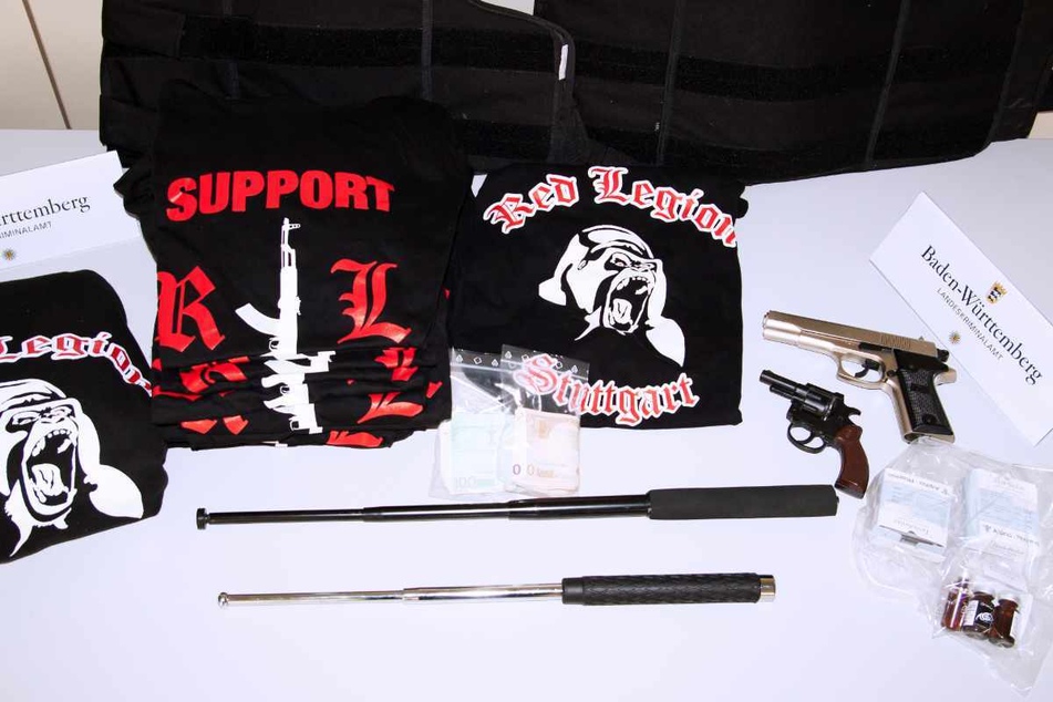 Stuttgart, im Juni 2013: Sichergestellte Waffen und Textilien, die bei Durchsuchungen von Wohnungen von Mitgliedern der rockerähnlichen Vereinigung "Red Legion" beschlagnahmt wurden.
