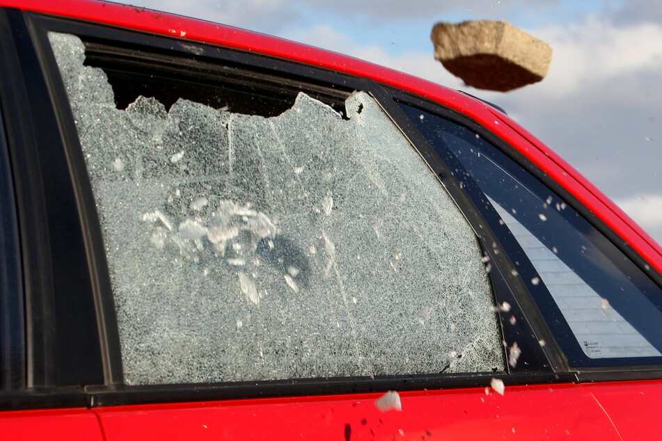 Ein Mann hat am Sonntagabend von einer Brücke in Plauen einen Schotterstein auf ein fahrendes Auto geworfen. (Symbolbild)