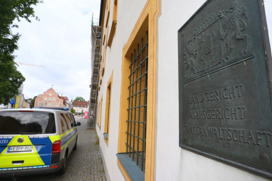Ein Polizeiauto steht vor dem Land- und Amtsgericht.