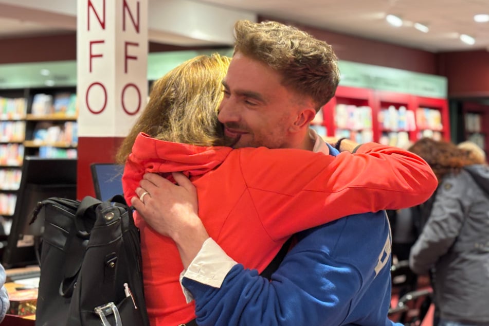 Einige der Gäste bedankten sich bei Felix Nieder für die intimen Einblicke in seine Vergangenheit.