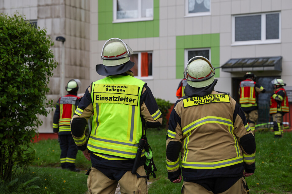 Mit einem Großaufgebot rückte die Feuerwehr Solingen am Montagabend zu einem Wohnungsbrand in der Schelerstraße an.
