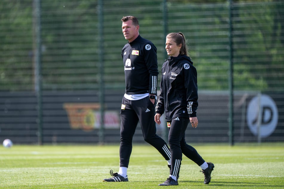 2023/24 war sie noch Co-Trainerin von Marco Grote (53, l.) und Nenad Bjelica (54, nicht im Bild), jetzt hat Marie-Louise Eta bis Saisonende die Hauptverantwortung bei Union Berlin.