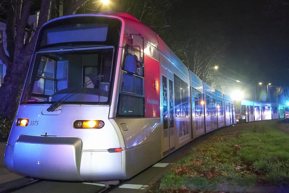 Der Mann war in der Nacht zu Samstag in Düsseldorf-Benrath unter die Stadtbahn geraten.