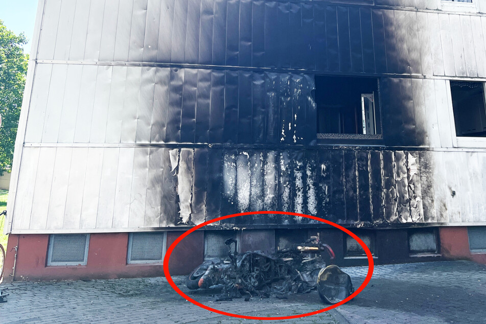 Das Motorrad stand vor einem Mehrfamilienhaus in Dietzenbach, als es Feuer fing, der Rauch drang in die Wohnungen im ersten Stock des Gebäudes ein.