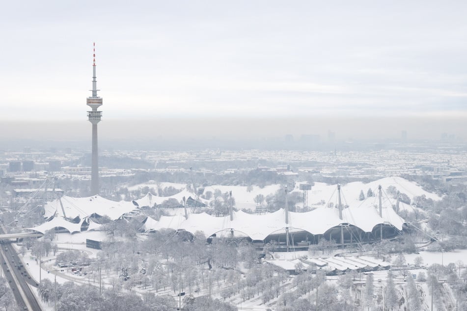 Der schneebedeckte Olympiapark mit dem Olympiaturm in München.