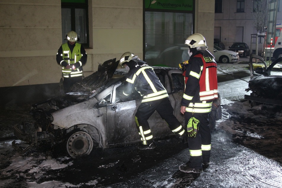Die Kameraden der Feuerwehr löschten die Flammen ab.