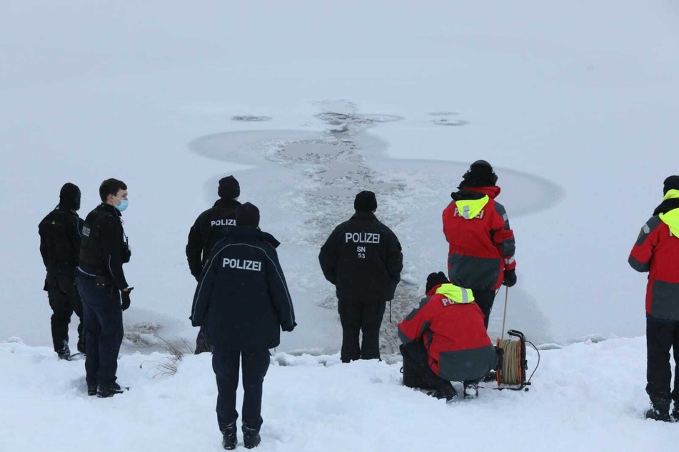 Polizei, Rettungsdienst und Taucher waren am Montagnachmittag am Bagger Thekla im Einsatz, konnten aber keine verunfallte Person feststellen.
