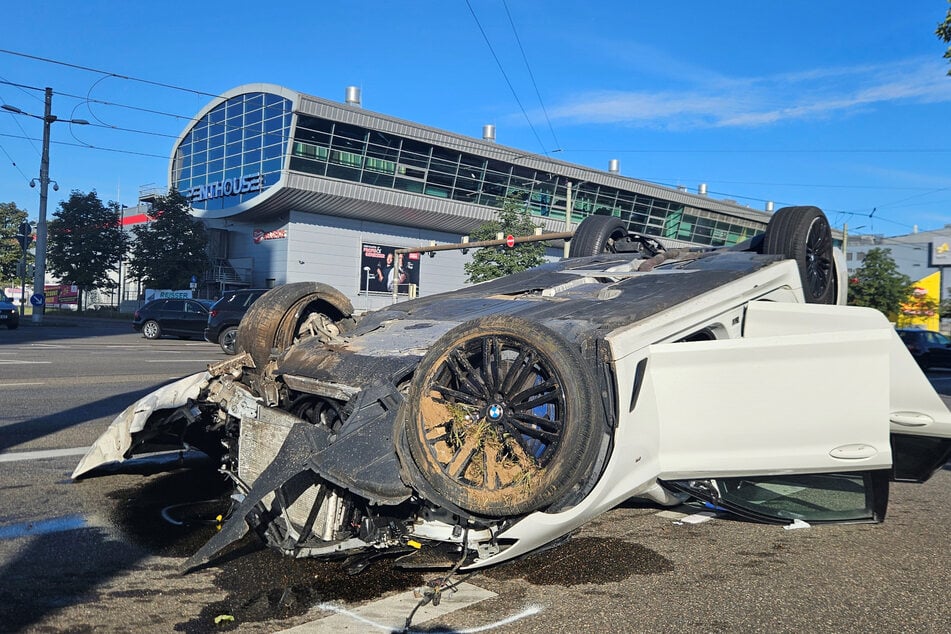 Der verunfallte BMW ist nicht mehr fahrbereit.