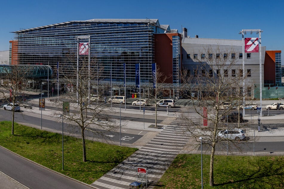 Dresden: Dresdner Flughafen vom Zugverkehr abgeschnitten: Das ist der Grund