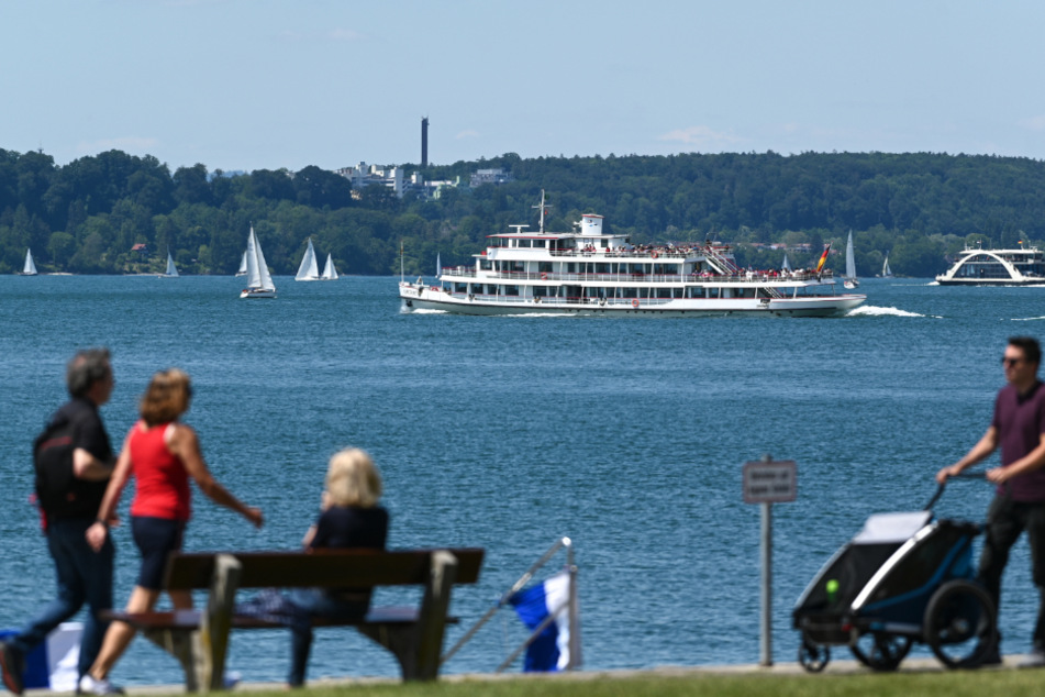 Eine überschaubare Anzahl Spaziergänger am Bodensee.
