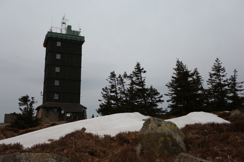 Für den Brocken gibt es eine Unwetterwarnung: Am Dienstag werden Sturm- und Orkanböen erwartet.