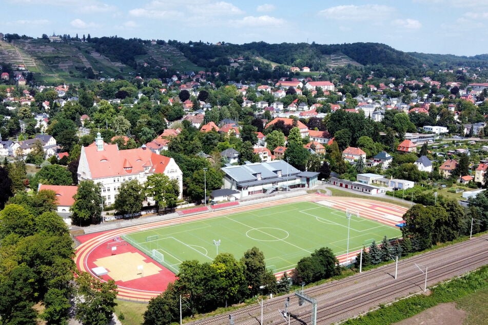 Die Stadtverwaltung Radebeuls bekennt sich zum Kulturamt, hält jede fünfte Kita in städtischer Trägerschaft und ist seit 2011 an den Landesbühnen beteiligt.