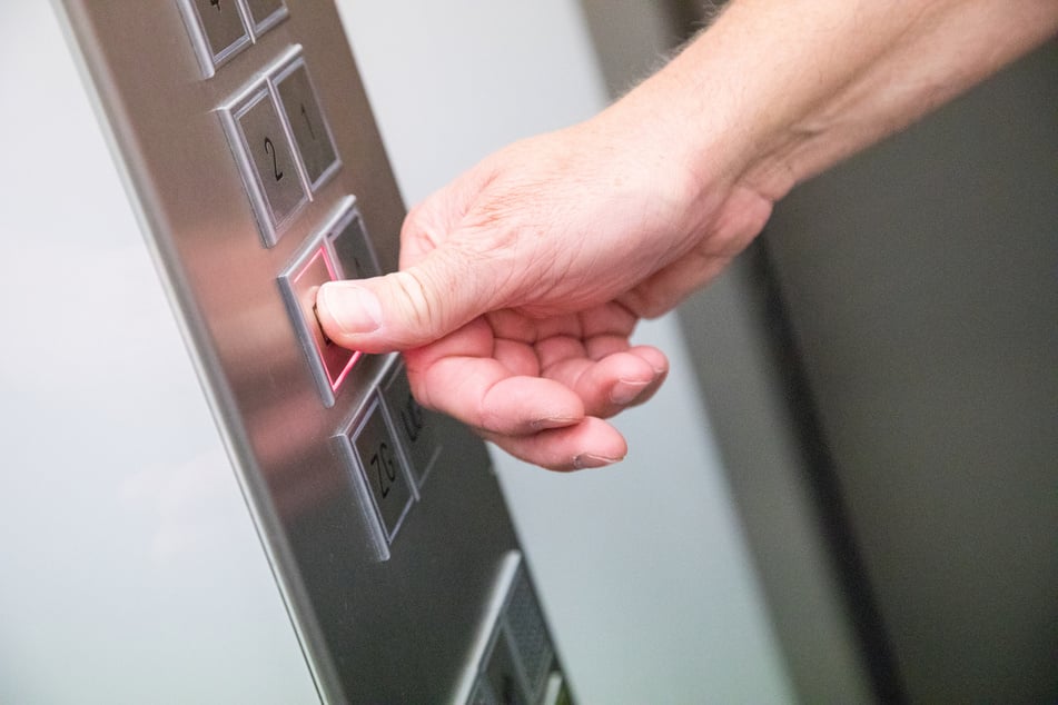 In Berlin-Marzahn wurde eine 27-Jährige in einem Fahrstuhl von ihrem Ex-Partner mit Messerstichen tödlich verletzt. (Symbolbild)