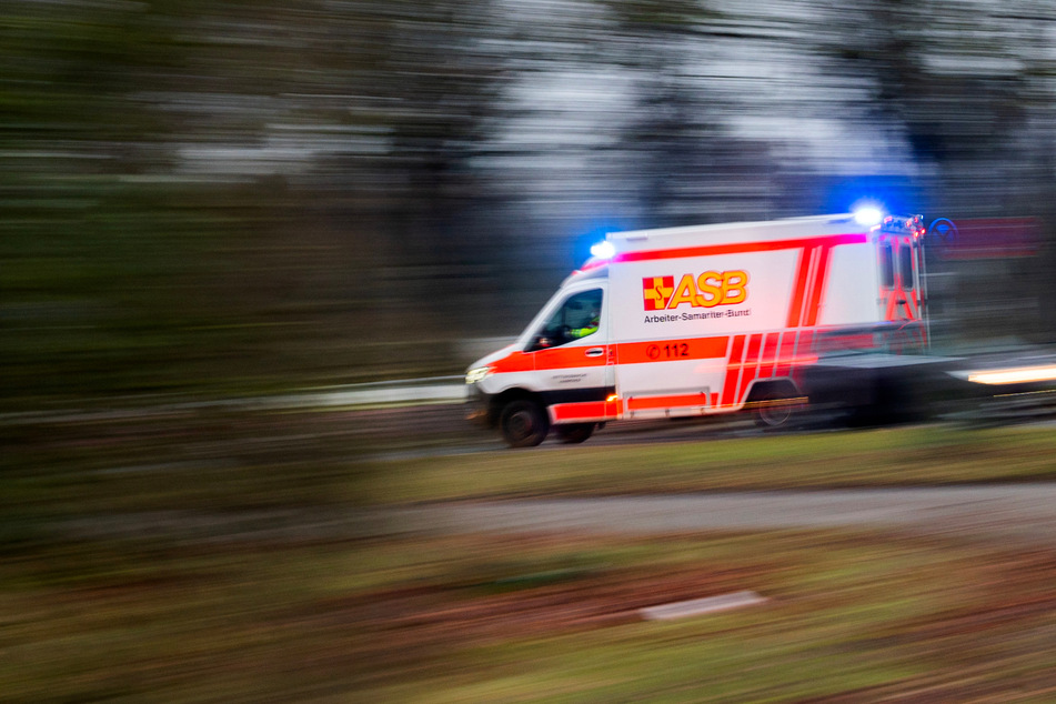 Ein Rettungswagen brachte den lebensgefährlich verletzten Jungen in eine Klinik. (Symbolbild)