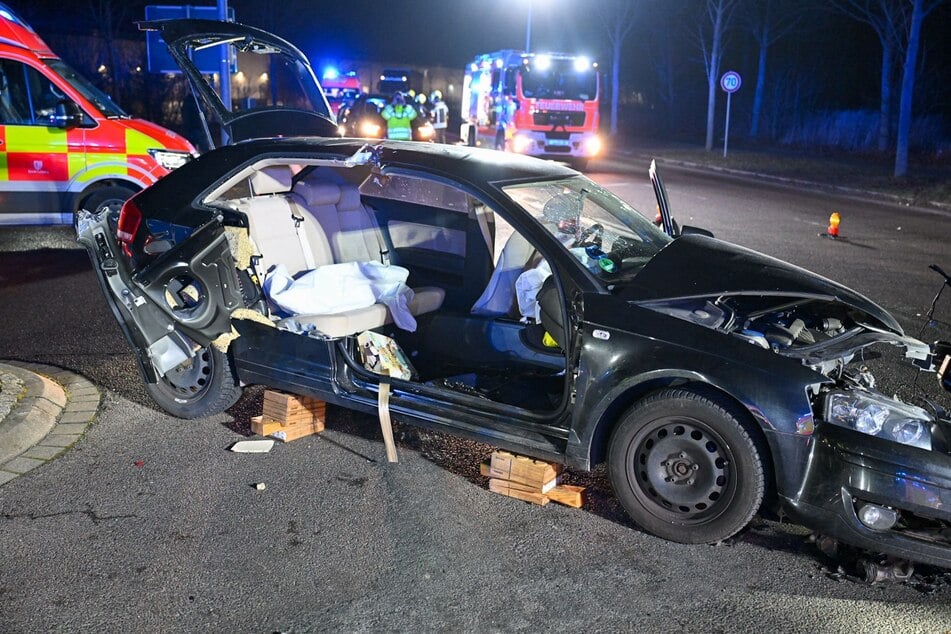 Die Feuerwehr musste zwei Passagiere aus dem Audi schneiden. Laut Polizei erlitten sie schwere Verletzungen.