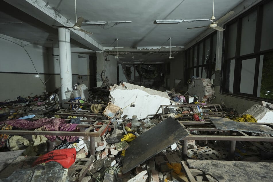 Ein Flugzeugteil stürzte in die Kantine des Hauses.