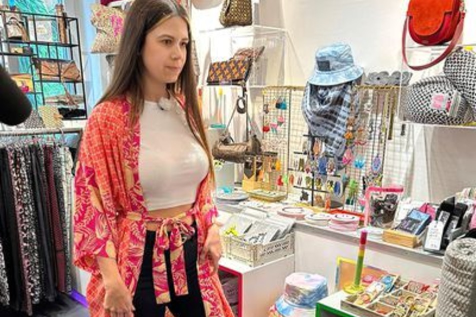 Julia (27) entschied sich für diesen pinken Kimono, obwohl sie eigentlich ein schwarzes Mesh-Modell gewollt hätte.