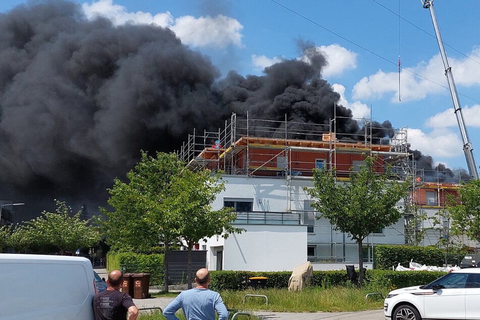 Ein brennendes Dach sorgte für eine schwarze Rauchwolke über Ramersdorf bei München.