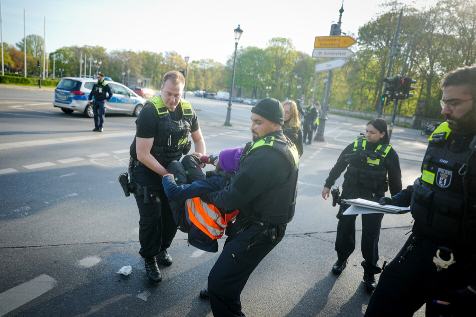 Fast täglich tragen Polizisten Klimaaktivisten der "Letzten Generation" von Berlins Straßen. (Symbolbild)