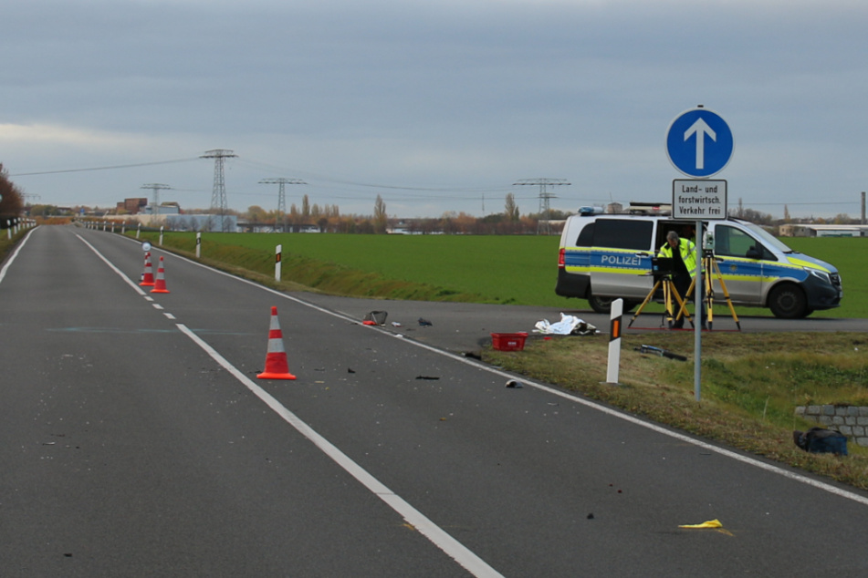 Nach einem Unfall auf der Straße An den Windmühlen bei Markranstädt musste diese aufgrund von Splittern und im Zuge der Unfallaufnahme gesperrt werden.