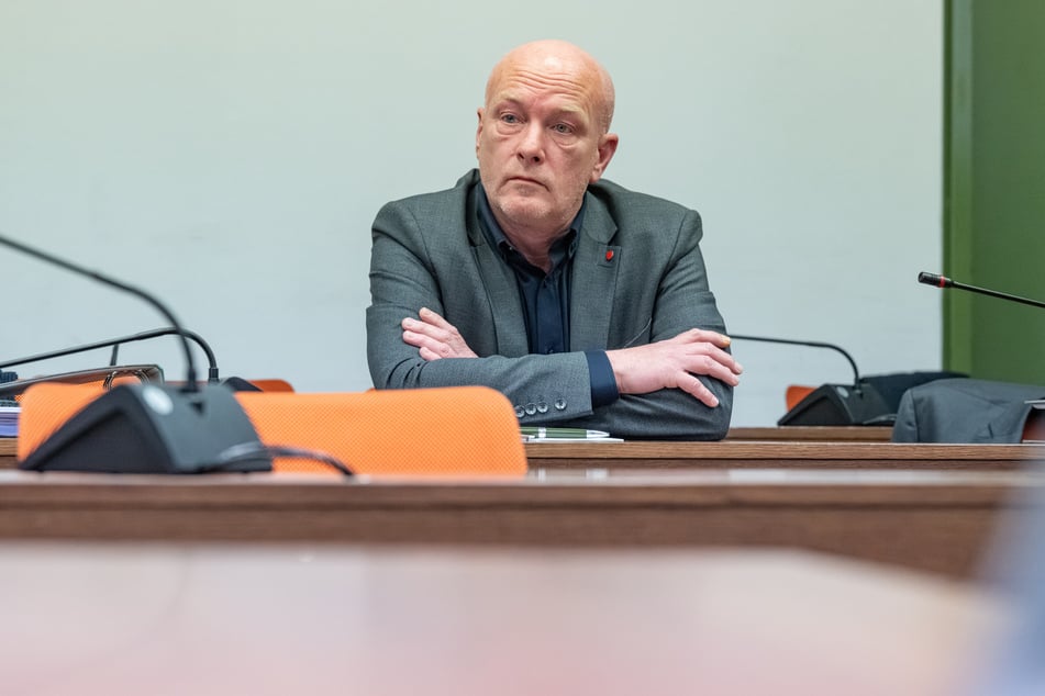 Joachim Wolbergs (55), früherer Oberbürgermeister von Regensburg, sitzt im Verhandlungssaal des Landgerichts.