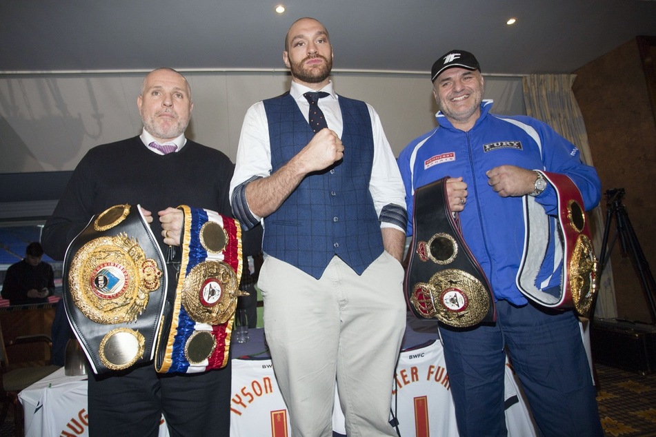 Schwergewicht Tyson Fury (33, M.) zusammen mit seinem Papa John (57, r.) und seinem Onkel Peter.