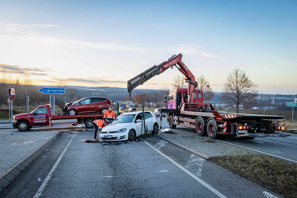 Beide Fahrzeuge mussten abgeschleppt werden.