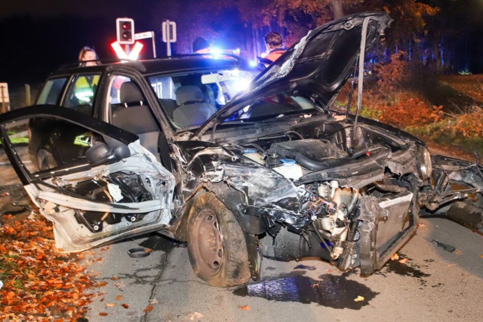 Das Auto wurde durch die Kollision mit der Regionalbahn erheblich beschädigt.