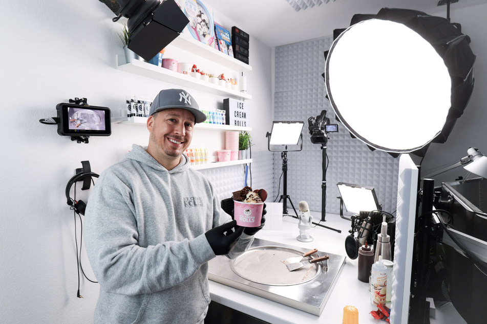Gil Grobe (40) zeigt in seinem Studio eine Brownie & Oreo Eiskreation.