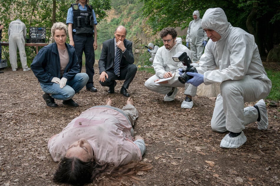 Für die Tatort-Folge "Siebenschläfer" - Brambachs 19. Fall - inspizierten die Ermittler eine Tote am Leichen-Fundort.