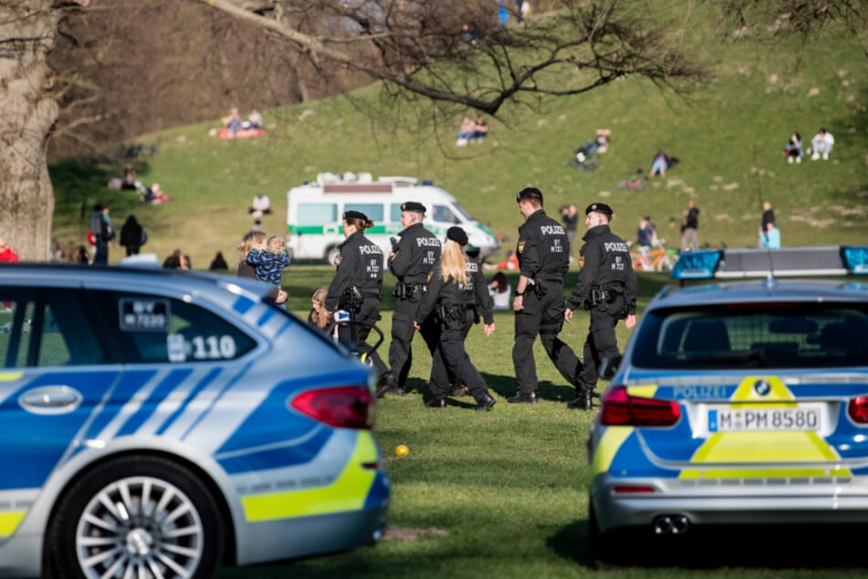 Polizisten patrouillieren durch den Englischen Garten.