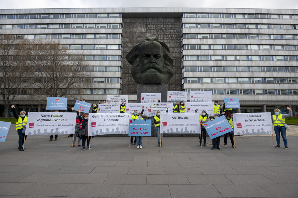 Am Donnerstag demonstrierten Beschäftige des Einzel- und Versandhandels am Chemnitzer Marx-Monument.