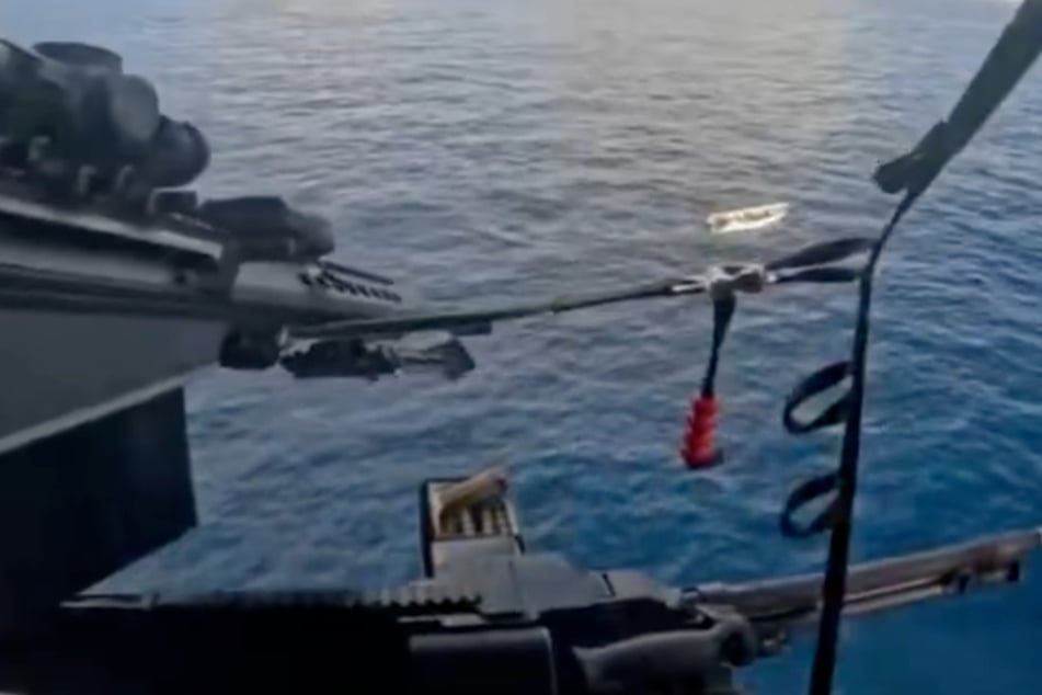 Ein Scharfschütze der "Helicopter Interdiction Tactical Squadron" stoppte auf dem Pazifik ein Drogen-Schnellboot.