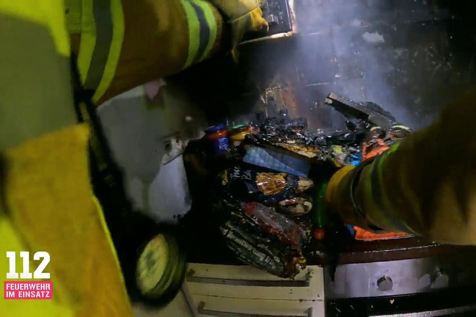 Das verkohlte Essen auf dem Herd, verursacht durch die Dunstabzugshaube, hatte das Feuer ausgelöst.