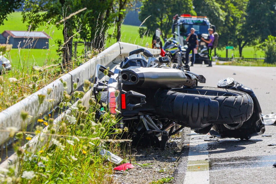 Angehöriger muss alles mit ansehen: Biker (†58) stirbt bei Überholmanöver im Ostallgäu