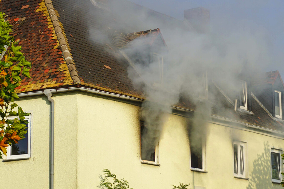 War es Brandstiftung? Feuer mit Schwerverletztem ruft Kripo auf den Plan