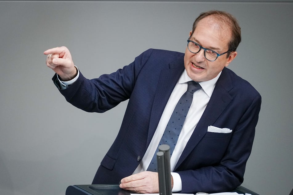 CSU-Landesgruppenchef Alexander Dobrindt (52) kritisiert Olaf Scholz für seine Zurückhaltung.