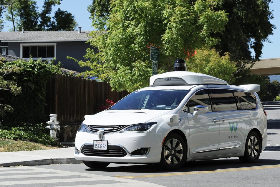 Ein selbstfahrendes Auto der Google-Schwesterfirma Waymo ist bei einer Testfahrt in den USA unterwegs. In Deutschland stehen dem Konzept viele skeptisch gegenüber.