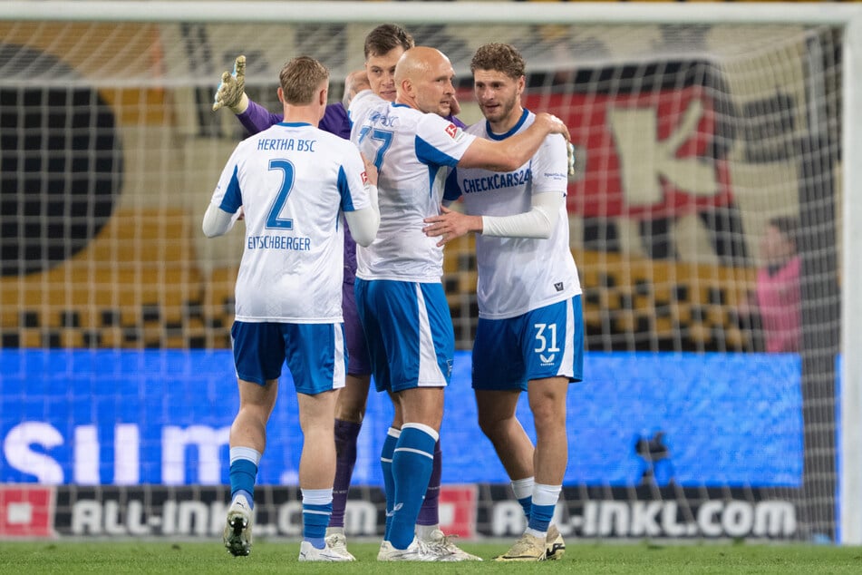 Alle zum Matchwinner: Für Elfmeterheld Tjark Ernst (22, 2.v.l.) gibt es eine Gruppenumarmung.