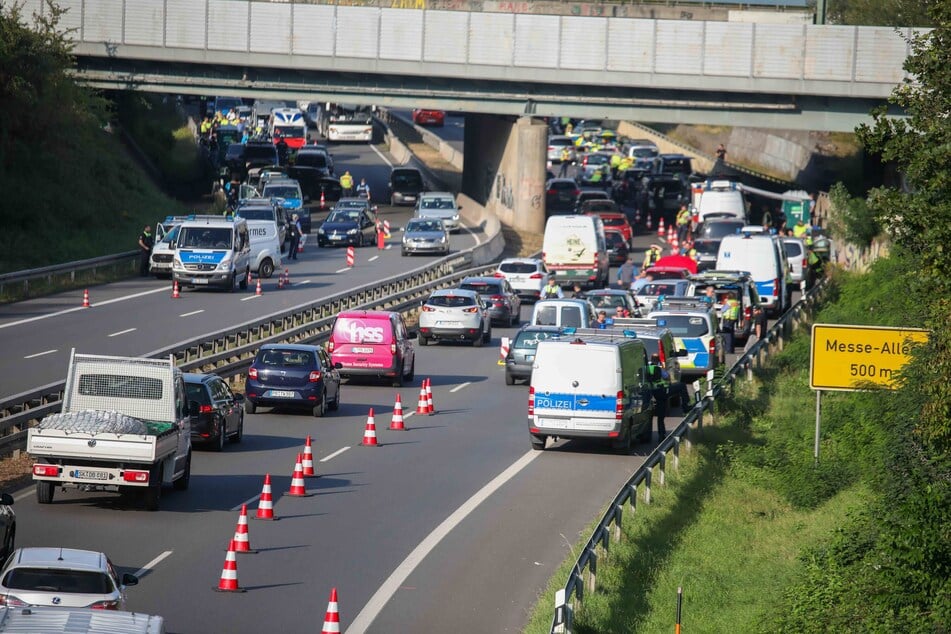 Groß aufgefahren hat die Polizei an der Kontrollstelle Maximilianallee nahe der Neuen Messe. Beidseitig wurden Fahrzeugführerinnen und -führer kontrolliert.