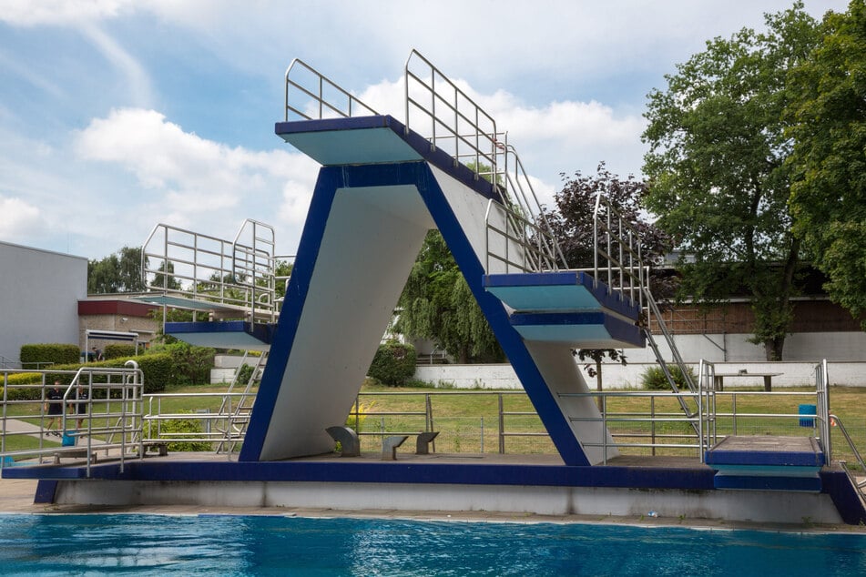 Im Freibad in Rengsdorf (Landkreis Neuwied) bei Koblenz kam es Mitte Juli zu einem folgenschweren Unfall im Bereich der Sprungtürme. (Symbolfoto)