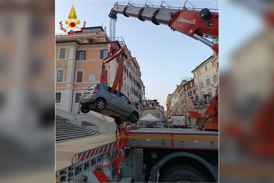 Mit einem Kran musste das Auto des Rentners von der berühmten Sehenswürdigkeit entfernt werden.