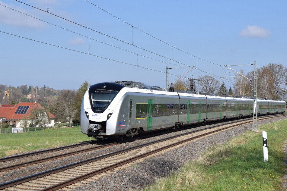 Coradia Continental (Fünf- plus Dreiteiler) aus dem EMS-Fahrzeugpool des VMS. Die Aufnahme zeigt einen Regionalexpress (RE) 3, sie entstand bei Glauchau.