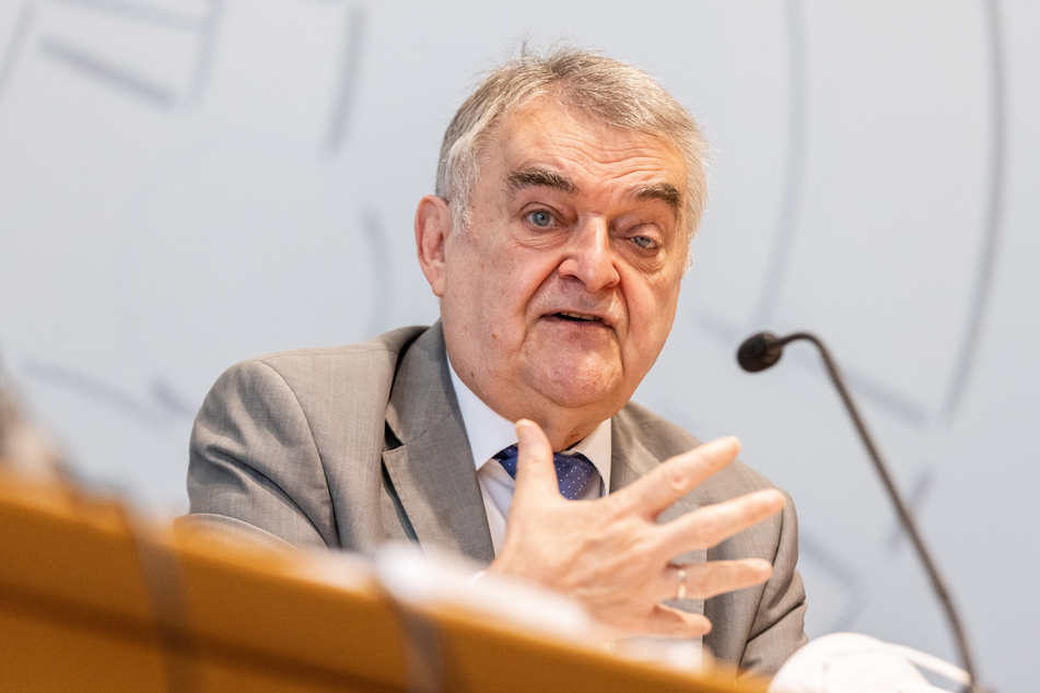 Herbert Reul (68, CDU), Innenminister von Nordrhein-Westfalen, kündigte an, weiter Druck gegen Clans zu machen.