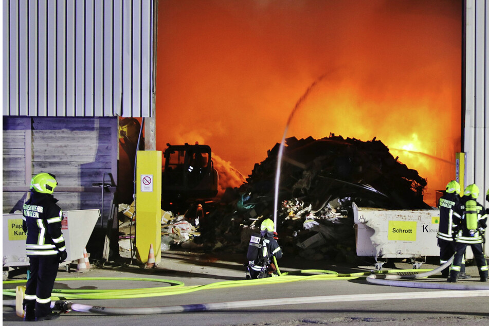 Feuerwehr bekämpft Großbrand auf Mülldeponie: 500.000 Euro Schaden