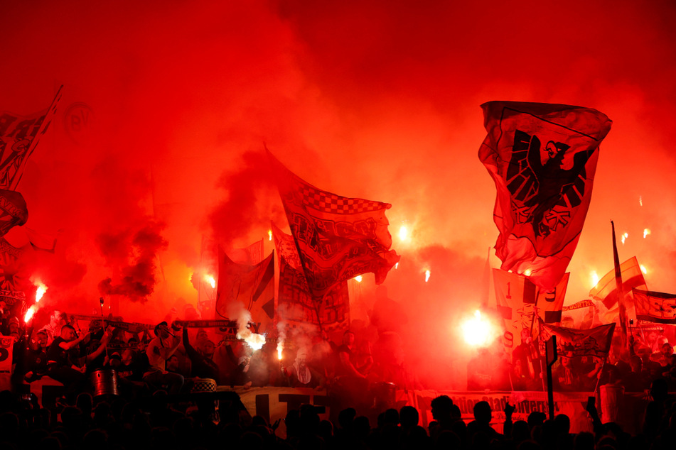 Nicht gerade wenige Fans von Borussia Dortmund brannten im Gästeblock Pyrotechnik ab.
