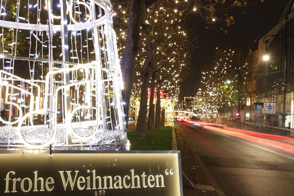 Berlin: Adventsbeleuchtung eingeschaltet: 140 Kilometer Lichterketten lassen Ku'damm erstrahlen